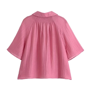 Detail of pink short-sleeve shirt with pleated texture and back elastic pleating detail