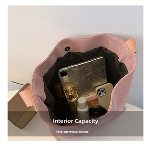Vista macro dell'interno della borsa tote rosa con ampia capacità e chiusura magnetica