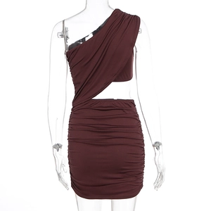 Détails de fronces et découpe à la taille sur robe moulante asymétrique marron foncé