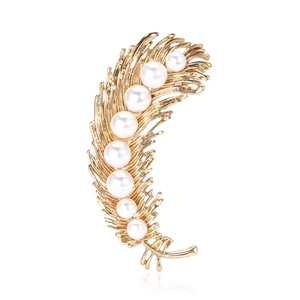Elegant golden alloy feather brooch with white pearls for women suits and coats