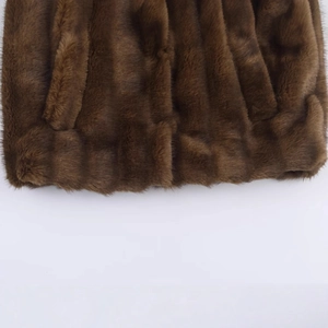 Giacca corta in ecopelliccia marrone scuro da donna con texture realistica e morbida