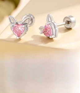 Dettaglio dell'orecchino a gatto con zircone a cuore rosa e vite in titanio