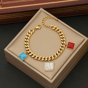Bracelet chaîne dorée vintage avec pendentifs en pierre marbrée dans un écrin de luxe