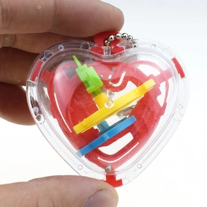 Mini puzzle labirinto 3D a cuore con binari colorati e catena a sfere in metallo