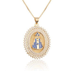 Collier plaqué or 18k avec pendentif religieux ovale, pierre bleue et zircons