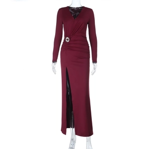 Sexy weinrotes Langarmkleid mit V-Ausschnitt, hohem Schlitz und Strass-Gürtelschnalle