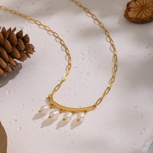 Élégant collier en acier inoxydable doré avec perles d'eau douce naturelles et barre incurvée