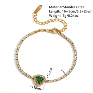 Edelstahl-Herzarmband in Gold mit grünem Kristall und verstellbarer Gliederkette