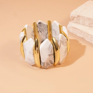 Détail du bracelet extensible avec carreaux d'acrylique marbre blanc et maillons dorés