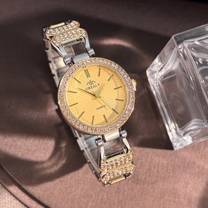 Gros plan détaillé d'une montre à quartz de luxe avec accents diamant sur fond de soie