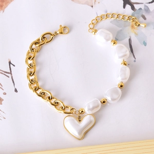 Bracelet élégant à chaîne dorée avec perles irrégulières et grand charme de cœur