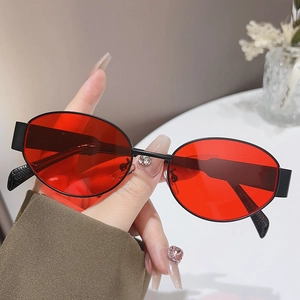 Retro ovale Sonnenbrille mit schwarzem Metallrahmen und großen roten Harzgläsern