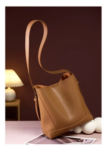 Detailaufnahme der hochwertigen braunen Leder-Beuteltasche mit verstellbarem Schultergurt