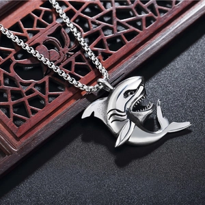 Collier avec pendentif requin punk pour homme en acier inoxydable sur bois