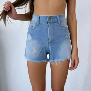 Détail du short en jean bleu clair à taille haute avec ourlet déchiré et effet délavé