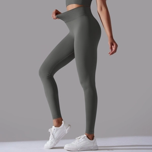 Detail der nahtlosen High-Waist-Yogahose aus hoch elastischem Stoff in dunklem Graugrün