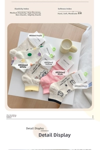 Détail de chaussettes en coton mélangé avec motifs d'animaux mignons et pois colorés