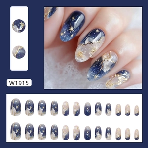 Unghie finte blu e bianche marmorizzate con stelle dorate e design cielo stellato