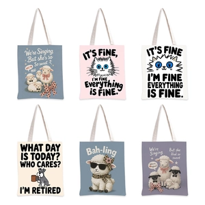 Détails de six sacs fourre-tout en toile colorés avec des imprimés d'animaux mignons et slogans