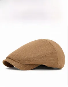 Détail de profil d'une casquette plate à rayures kaki en mélange de coton de qualité