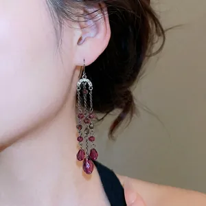 Boucles d'oreilles élégantes à pampilles en argent avec cristaux bordeaux et strass chic