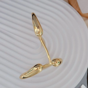 Minimalistische gouden lava armband met gepolijste spiegelafwerking en abstract design