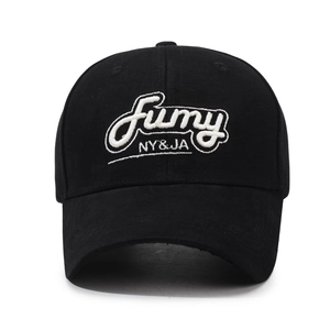 Schwarze Baumwoll-Basecap mit weißer Fumy NY&JA 3D-Stickerei in Frontansicht