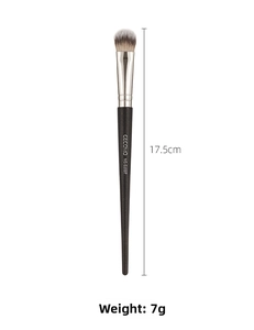 Detailed macro view of G1037 flat foundation brush with 17.5cm matte black handle