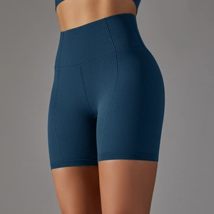 Gros plan détaillé du short de yoga à taille haute en maille nid d'abeille sans couture