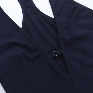 Detailansicht eines dunkelblauen Stricktops mit V-Ausschnitt und Metallringverzierung