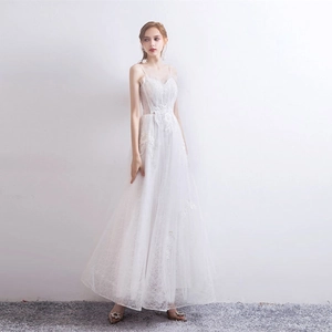 Robe de mariée trapèze blanche élégante avec dentelle florale délicate et fines bretelles