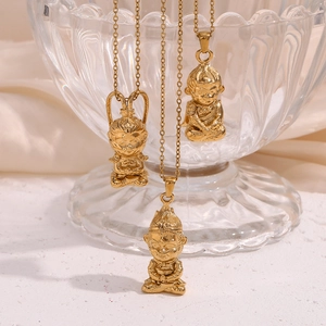 Détail du pendentif Sun Wukong plaqué or 18 carats en acier inoxydable poli brillant