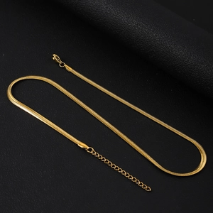 Vue détaillée de la chaîne serpent en acier inoxydable doré 18K avec extension et fermoir