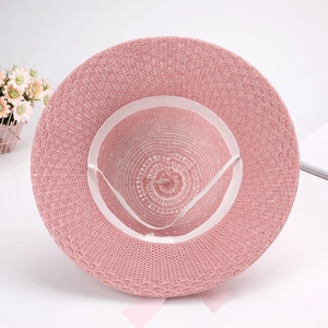 Dettaglio cappello da sole rosa con fascia interna e cordino elastico antivento interno
