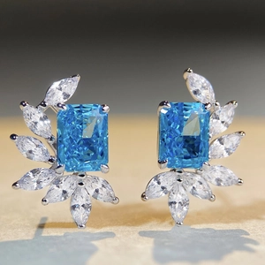Eleganti orecchini a lobo in argento S925 con gemma blu ghiaccio e zirconi marquise