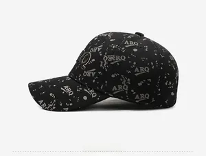 Détail de casquette noire avec logo RQ brodé en 3D et motif imprimé de style urbain