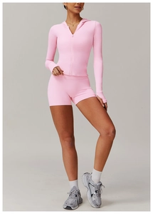Ensemble de yoga rose avec veste à capuche, trous pour les pouces et short taille haute