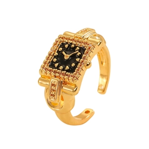 Dettaglio anello a lancetta di orologio dorato con quadrante quadrato in smalto nero