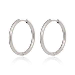 Boucles d'oreilles créoles en acier inoxydable poli avec reflet macro professionnel