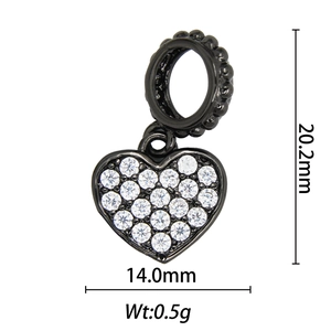 Dimensiones detalladas del colgante de corazón chapado en negro con pavé de gemas blancas