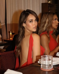 Vue détaillée du dos d'une robe de soirée rouge sexy avec fines bretelles et dos nu