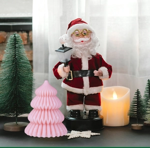 Vista dettagliata della candela profumata ad albero di Natale rosa con texture a pieghe