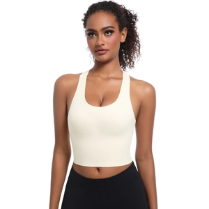 Détail d'une brassière de yoga sans couture crème avec encolure en U et larges bretelles