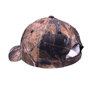 Vista posteriore dettagliata di cappellino da baseball mimetico con cinturino regolabile