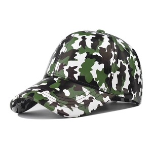 Détail d'une casquette en PU imperméable avec camouflage forêt et coutures soignées