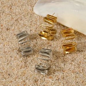Minimalistische unregelmäßige Wellen-Ohrringe in Gold- und Silber-Metalloptik