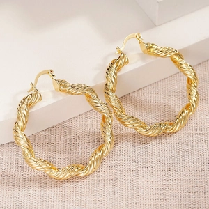 Orecchini a cerchio d'oro a corda intrecciata per donna con design punk in metallo chic