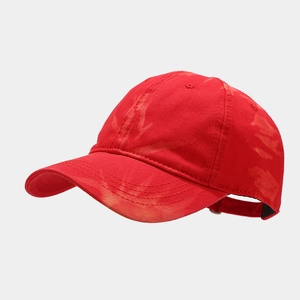 Détail d'une casquette de baseball en coton tie-dye rouge avec texture flamme orange