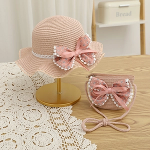 Chapeau de soleil en paille rose et sac assorti avec nœuds floraux pour enfants mignons