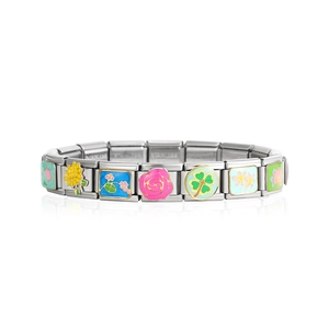 Dettaglio macro di un bracciale modulare in acciaio inossidabile con motivi floreali smaltati